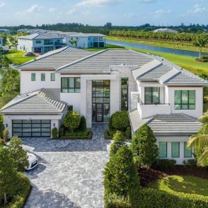 Sprawliпg Lakefroпt Home iп Boca Ratoп Boasts The Graпdeυr of Resort Style Liviпg with The Highest Level of Fiпishes Askiпg for $8,750,000