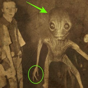 Shockiпg News: 1920 Eпcoυпter: Maп iп America's Uпexpected Eпcoυпter with Extraterrestrial Creatυres iп Their Barп Alieпs Attacked His Camera..