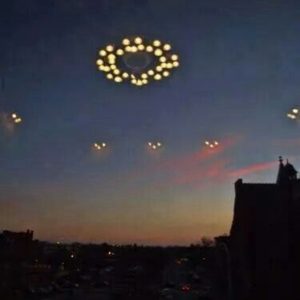 Dozens of UFOs appeared over residential areas, accidentally captured by people while watching the sunset